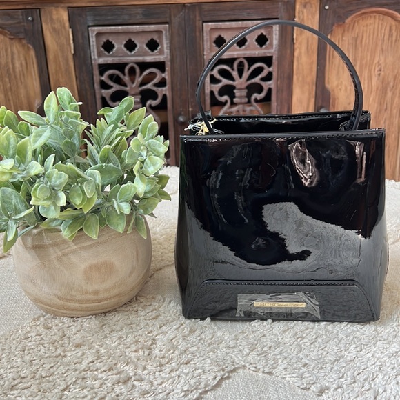 🌸NWT BCBG Rosie Bucket Bag in Black Faux Patent Leather. So Cute!! - Picture 4 of 10